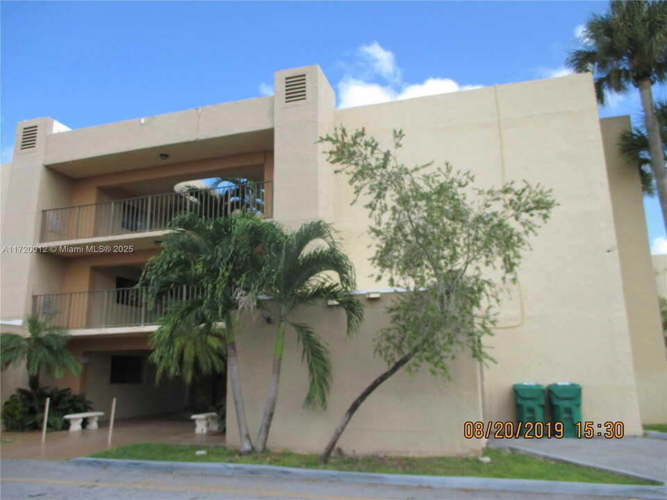 8015 SW 107th Ave in Miami, FL - Building Photo