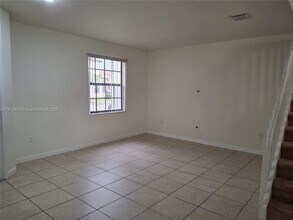 9320 W 33rd Ln in Hialeah, FL - Foto de edificio - Building Photo