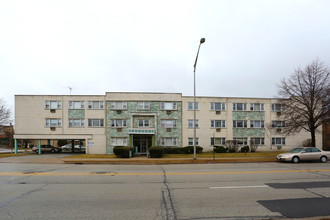 Aristocrat Apartments in Skokie, IL - Building Photo - Building Photo