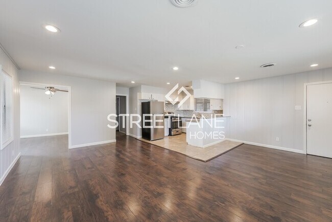 1102 Laurentide St photo'