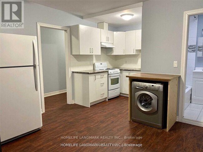 323 Danforth Ave in Toronto, ON - Building Photo - Building Photo
