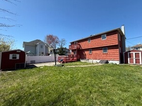 35 Fiat Ave in Woodbridge Township, NJ - Foto de edificio - Building Photo