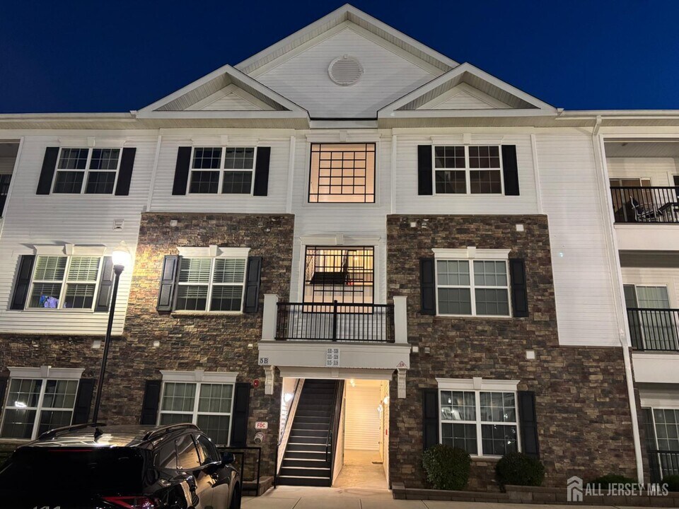 518 Tavern Rd in Monroe Township, NJ - Building Photo