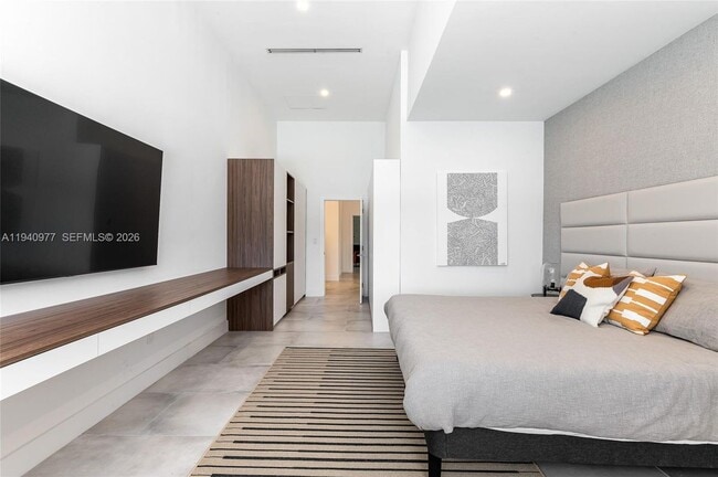 2560 NE 199th St in Miami, FL - Building Photo - Building Photo