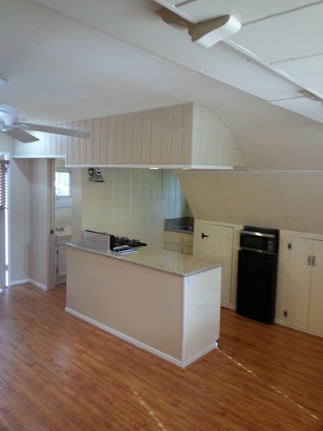 5815 Highland Ave, Unit Studio in Yorba Linda, CA - Foto de edificio - Building Photo