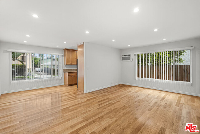 1037 N La Jolla Ave