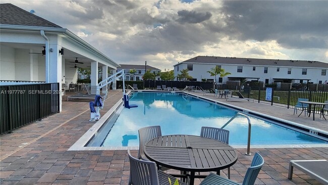 371 NE 16th St in Florida City, FL - Foto de edificio - Building Photo