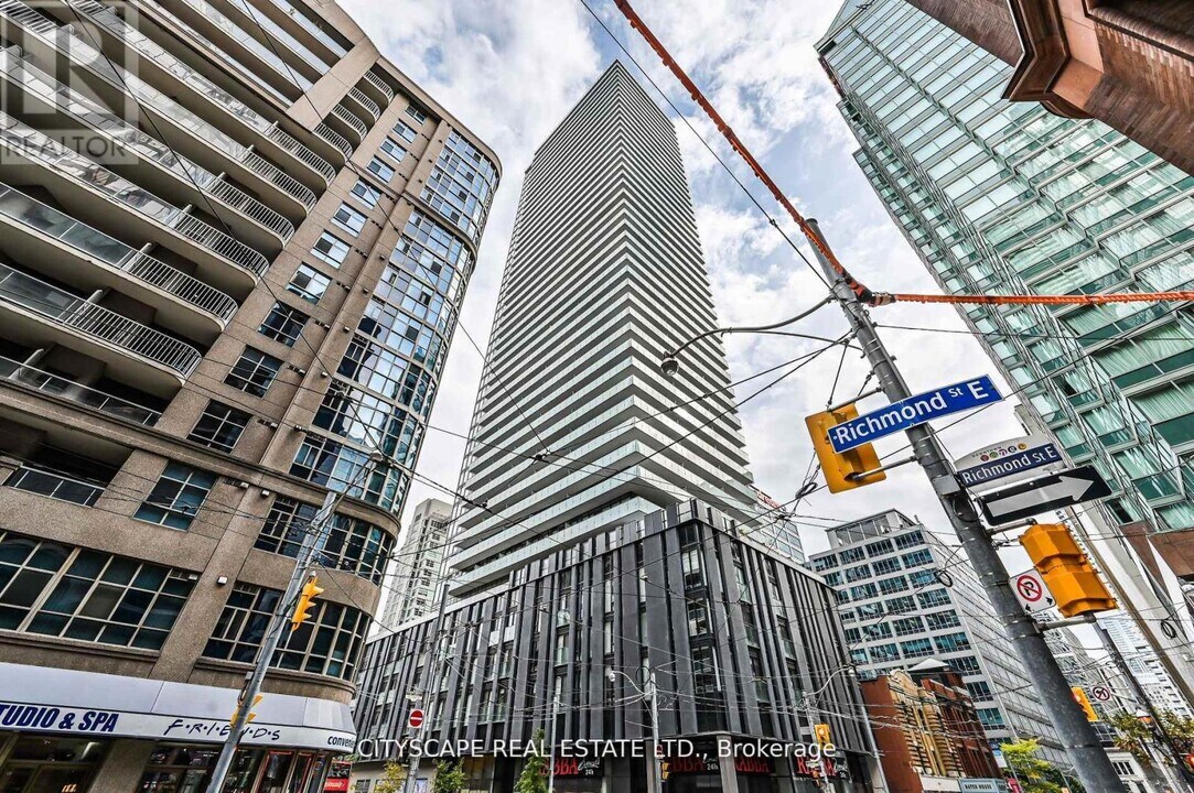 25 Richmond St E in Toronto, ON - Building Photo