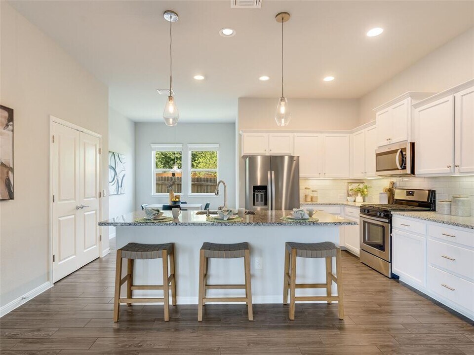 7816 Vista Mejor Dr in Austin, TX - Building Photo