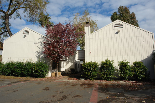 12-13 Klondike Ct in Chico, CA - Foto de edificio - Building Photo