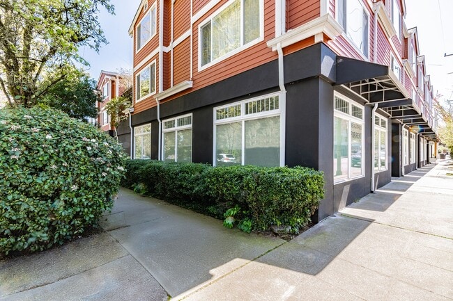 Madrona Court in Seattle, WA - Building Photo - Building Photo