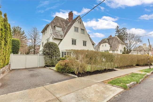 42 Tanglewylde Ave in Bronxville, NY - Building Photo - Building Photo