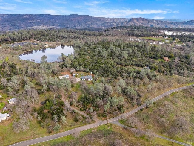 14506 Spruce Grove Rd in Lower Lake, CA - Foto de edificio - Building Photo