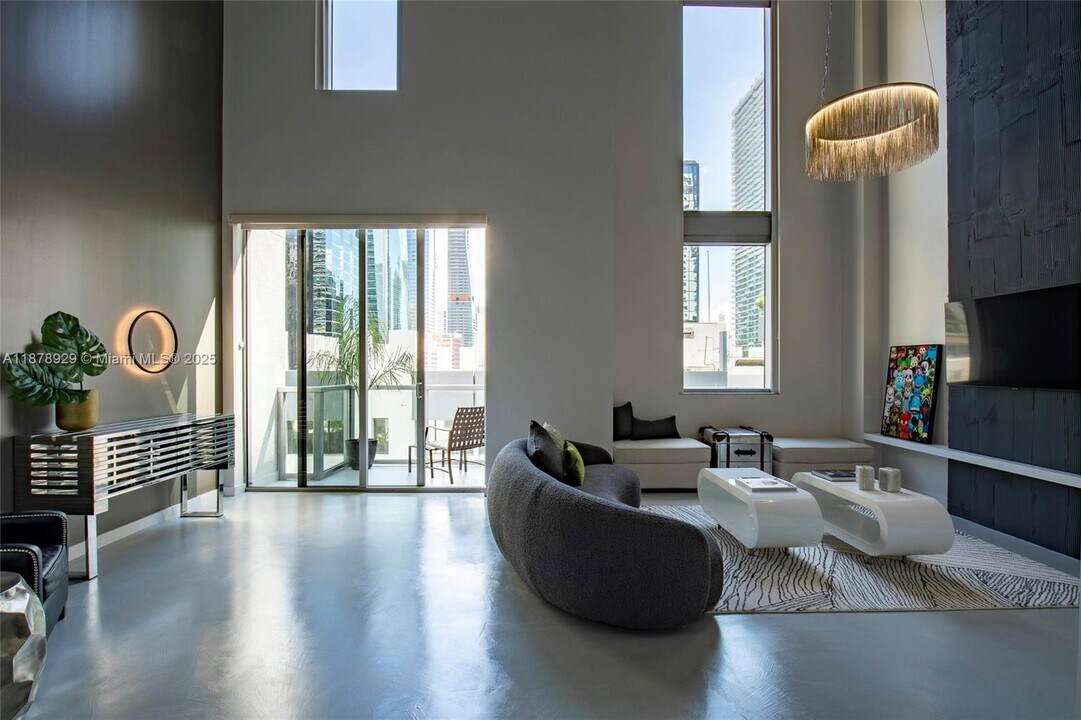 1060 Brickell Ave in Miami, FL - Building Photo
