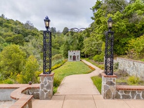 40 Cinnamon Ct in Hillsborough, CA - Building Photo - Building Photo
