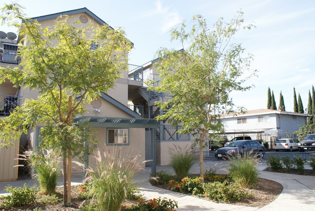 Highland Apartments in Santa Ana, CA - Building Photo - Building Photo