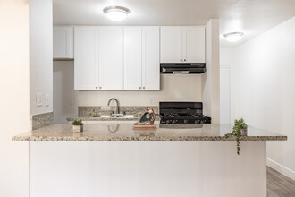 Buckingham Apartments in North Hollywood, CA - Building Photo - Interior Photo