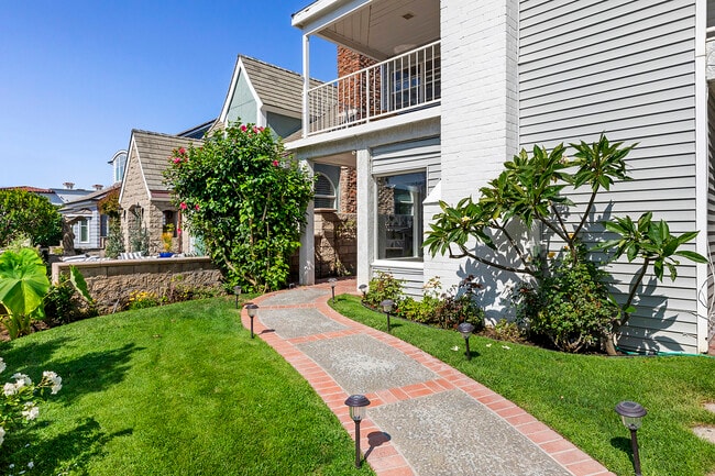 317 Poppy Ave in Corona Del Mar, CA - Building Photo - Building Photo