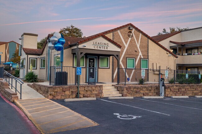 The Arts Apts At South Austin in Austin, TX - Foto de edificio - Building Photo