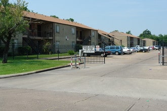 Sunlight Manor Apartments in Beaumont, TX - Building Photo - Building Photo