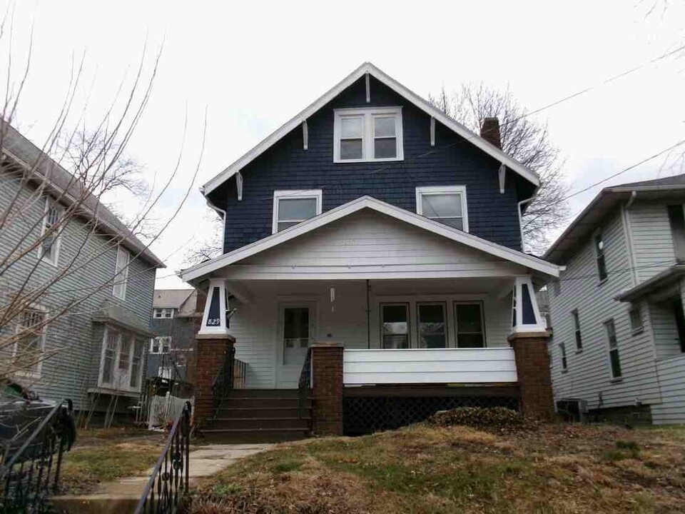 829 Elmore Ave in Akron, OH - Foto de edificio