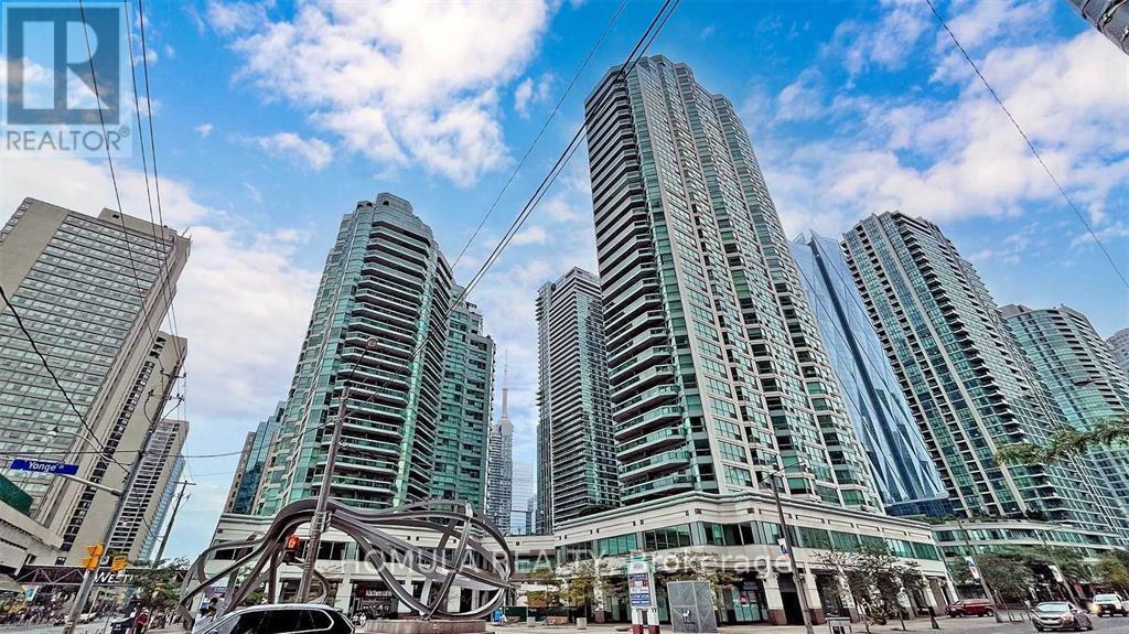 10-910 Yonge St in Toronto, ON - Building Photo
