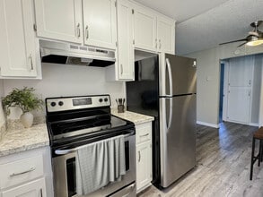 Orange Terrace Apartments in Long Beach, CA - Building Photo - Building Photo