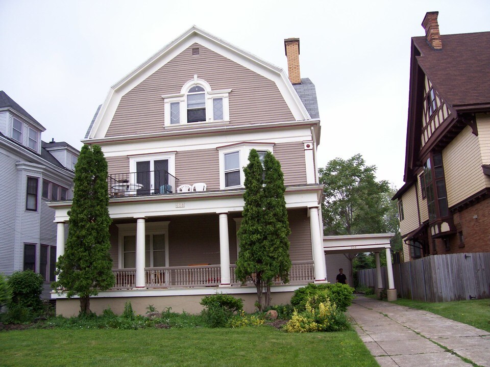 608 W Ferry St in Buffalo, NY - Foto de edificio