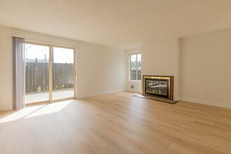 914 66th Pl SE, Unit A in Everett, WA - Building Photo - Building Photo