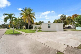 121 S Lake Dr in Lantana, FL - Foto de edificio - Building Photo