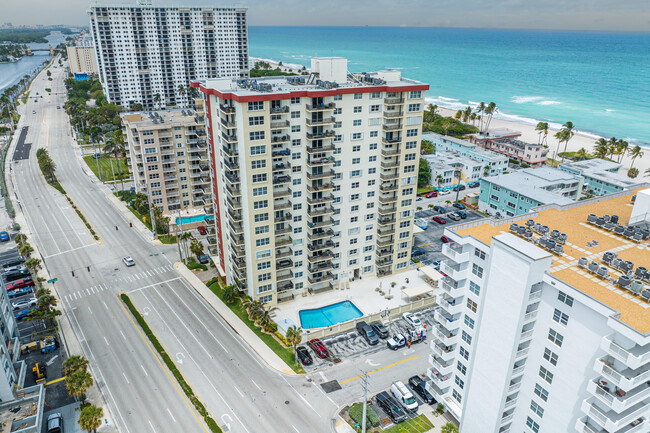 Oxford Towers in Hollywood, FL - Building Photo - Building Photo