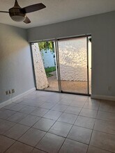 9640 Oakburst Ln in Tamarac, FL - Building Photo - Building Photo