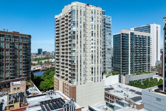 Admirals Pointe in Chicago, IL - Building Photo - Building Photo