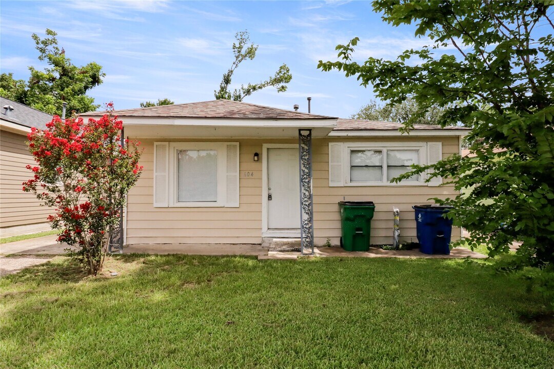 604 W Peach St in Angleton, TX - Building Photo