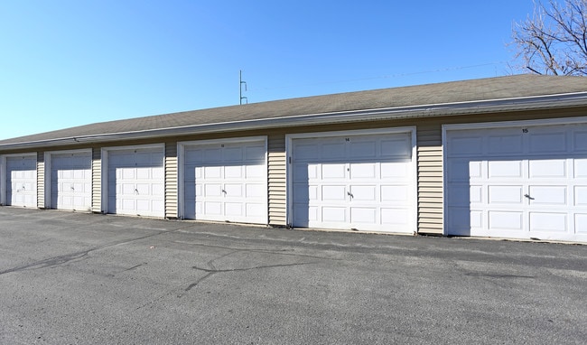 Woodland Place Apartments, LLC in West Des Moines, IA - Building Photo - Building Photo