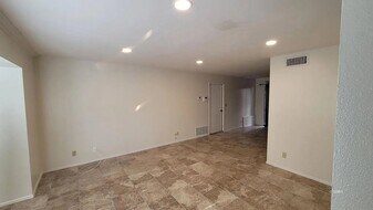 616 W Graaf Ave, Unit 2 in Ridgecrest, CA - Building Photo