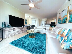 19901 E Country Club Dr in Miami, FL - Building Photo - Building Photo