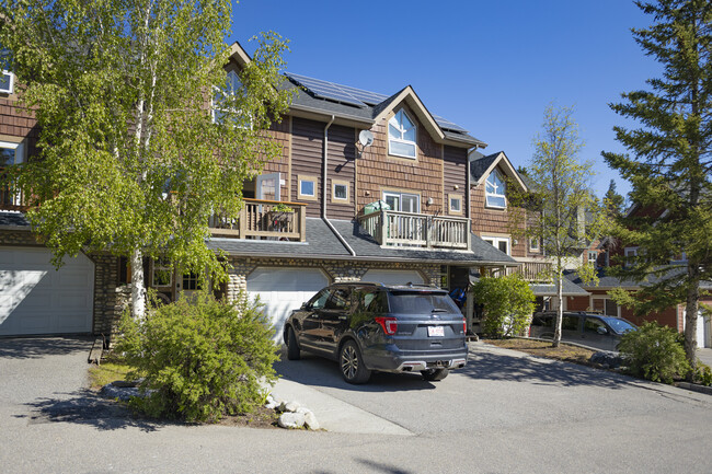 Riverview Court in Banff, AB - Building Photo - Building Photo