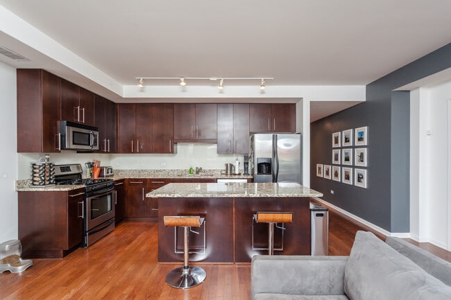 744 W Fullerton Ave, Unit 202 in Chicago, IL - Building Photo - Building Photo