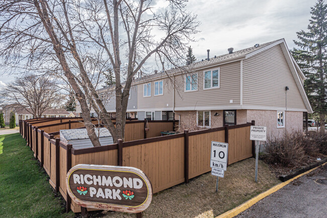 Richmond Park in Edmonton, AB - Building Photo - Building Photo