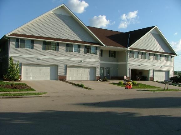 411 Darlene Dr in Waukesha, WI - Foto de edificio