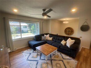 901 Summer St NE in Minneapolis, MN - Foto de edificio - Building Photo