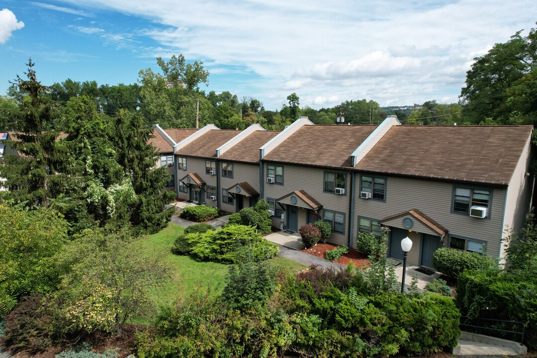 Forest Edge Townhomes- Cozy. Peaceful. Convenient. in Ithaca, NY - Foto de edificio