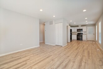 6 E Briarwood Dr in Streamwood, IL - Building Photo - Building Photo