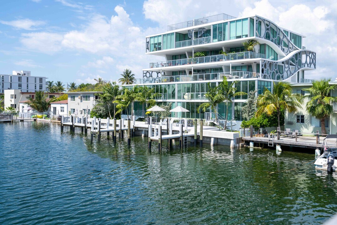 8425 Crespi Blvd in Miami Beach, FL - Building Photo