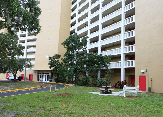 Barbee Towers in Clearwater, FL - Foto de edificio - Building Photo