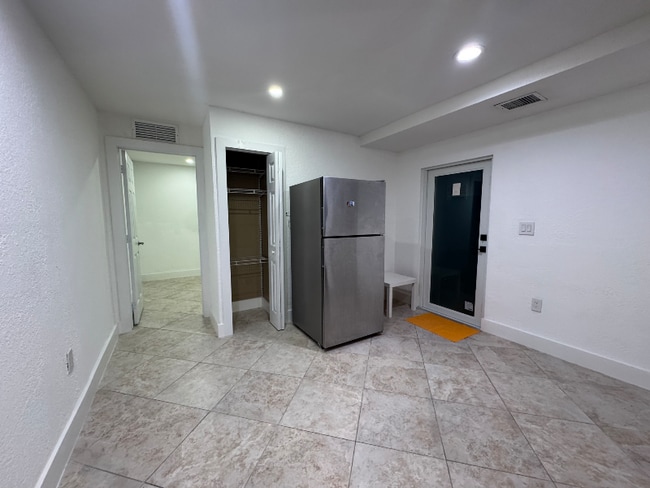 1521 E 7th Ct in Hialeah, FL - Foto de edificio - Building Photo