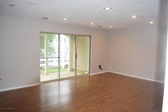 225 Tulip Ln in Freehold, NJ - Building Photo - Building Photo