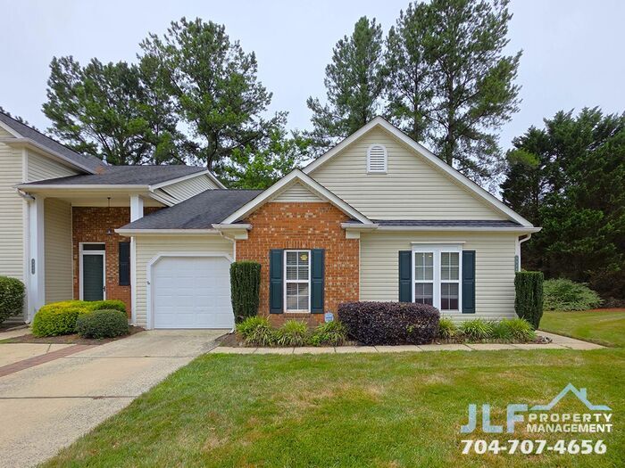 8844 Treyburn Dr in Charlotte, NC - Building Photo