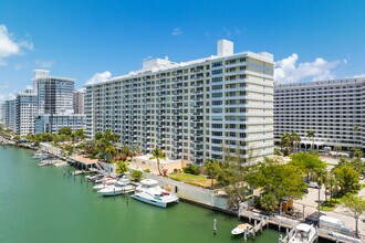 5600 Collins in Miami Beach, FL - Foto de edificio - Building Photo